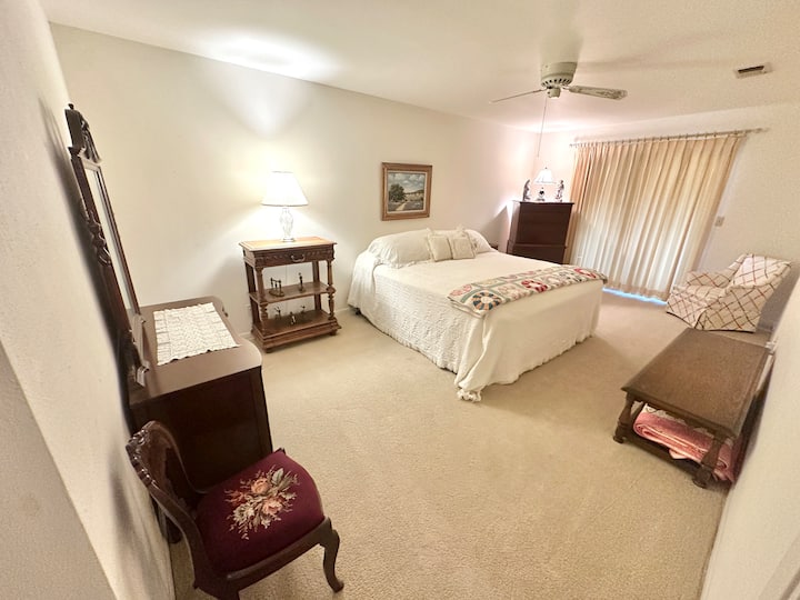 Во оваа спална соба има удобен брачен кревет (широк 150-179 см), суета, фиоки и плакар за закачување облека.  Има бања со тоалет. 