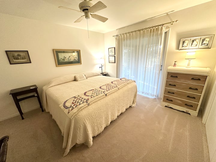 Оваа спална соба има удобен брачен кревет (широк 150-179 см) и суета со доволно простор за чување фиоки и плакар за закачување облека.  Има лизгачка врата со пристап до тремот и бања со тоалет на само неколку чекори во ходникот. 