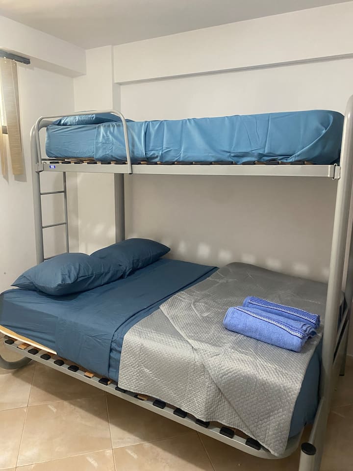 تحتوي هذه الغرفة على سرير بطابقين (سرير مزدوج وسرير فردي). كما أن لديها مساحة كافية لوضع مرتبة قابلة للنفخ داخل الغرفة. يشمل الملابس الداخلية والبطانيات الناعمة والمناشف لمزيد من الراحة.