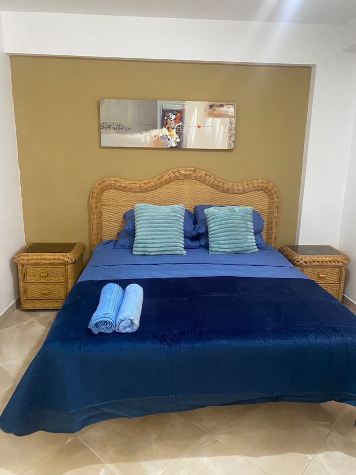 ستكون هذه الغرفة مريحة جدًا لك. يحتوي على سرير متوسط مريح مع ملابس داخلية وبطانيات ومناشف ناعمة. أيضًا طاولتان بجانب السرير ومرآة وشعر لطيف مع العديد من الأدراج التي ستخدمك لتخزين المتعلقات الشخصية