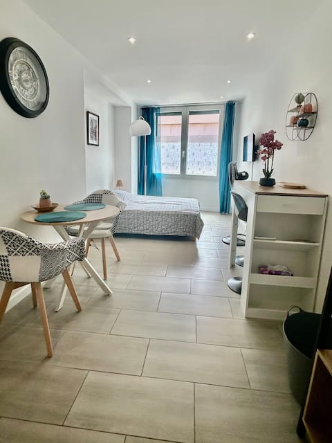 Top performing Airbnb: Charming Studio with Parking, terrace and Râtelier in Mâcon