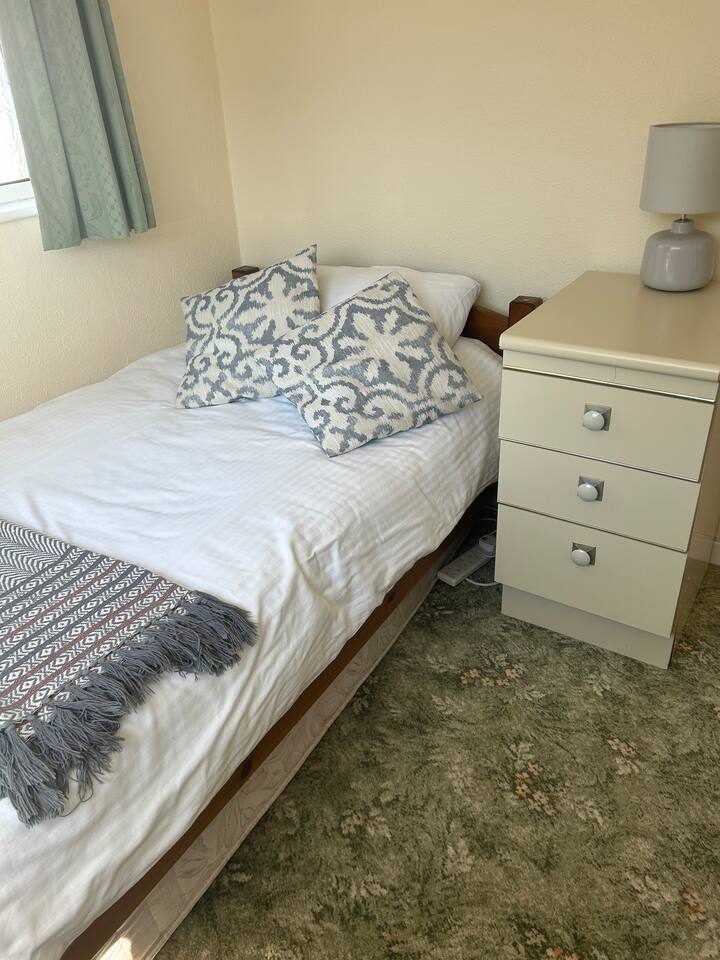 Ova spavaća soba nekad je bila radna soba, a nalazi se u nastavku dnevnog boravka. Ima staklena vrata, tako da nije potpuno privatno.
Ispod kreveta nalazi se dodatni madrac koji možete staviti u dnevni boravak ili hodnik za dodatnu osobu.