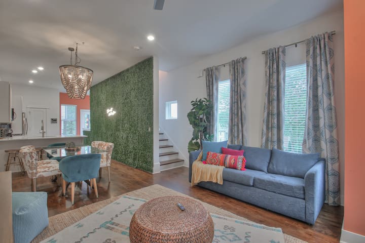 NEW • Luxury • Ideal for Groups • Coveted Location