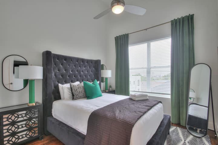 غرفة نوم ثانوية في الطابق الثالث