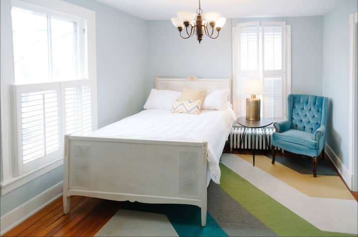 Se puede acceder al dormitorio 4 caminando por el dormitorio 3. Una habitación adjunta con literas y un gran lavabo está a la derecha.  