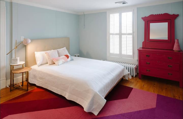 Debes atravesar este dormitorio de matrimonio para acceder a los dormitorios 4. El baño de este piso también se encuentra junto al dormitorio 3.