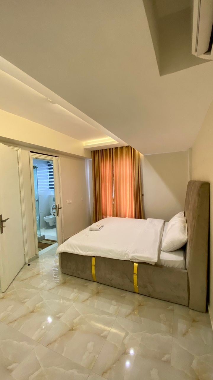 مفارش جديدة ومكيف هواء وغرفة نوم كبيرة مع حمام داخلي 