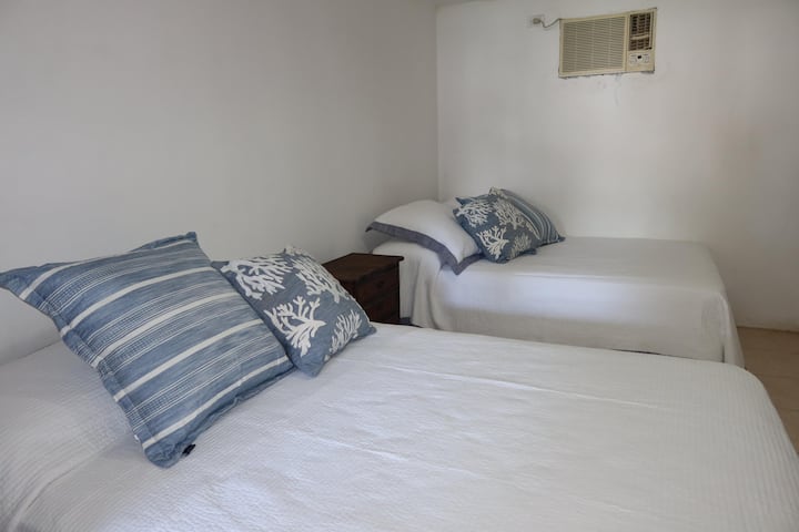 6号卧室。2张全尺寸床。 位于一楼。 配备卫生间、空调和电视。 位于一楼。