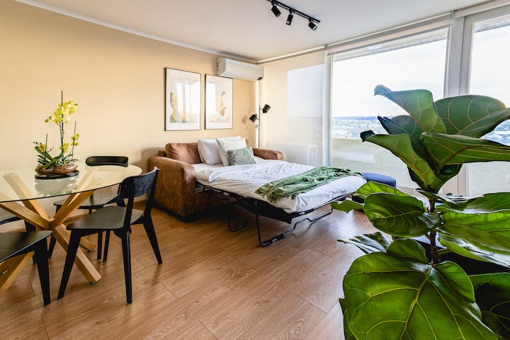 Bäddsoffa 140 cm bred x 180 cm lång, perfekt för den 5: e gästen, med kapacitet upp till 110 kg. Om din bokning är för färre personer och du vill använda den, vänligen meddela oss i förväg för att förbereda den innan din ankomst