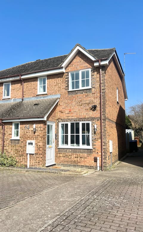 Luxury 4 Bed House and Garden, TV, Free Parking