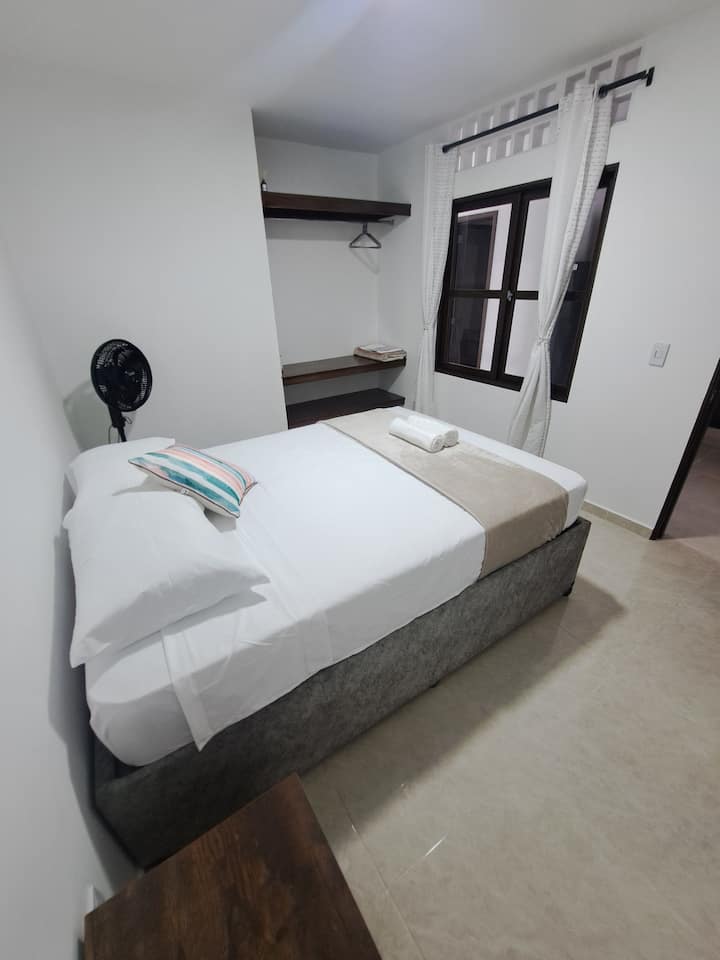 „Нашата спалня 2 предлага уютно и релаксиращо усещане.  Оборудван с удобно легло 1,40 и 1,20 гнездо, меко спално бельо и отворен килер за допълнителна практичност, това е идеалното място да се насладите на престоя си.