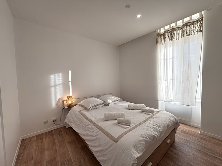 Primera habitación: luminosa La ventana tiene una persiana enrollable y una cortina. Contiene un armario con cajón, estantes y 2 armarios. La cama también está equipada con cajón.