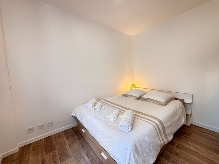 2 .ª habitación: luminosa. La ventana tiene persianas y una cortina. Contiene un armario con cajón, estantes y 2 armarios. La cama también está equipada con cajón.