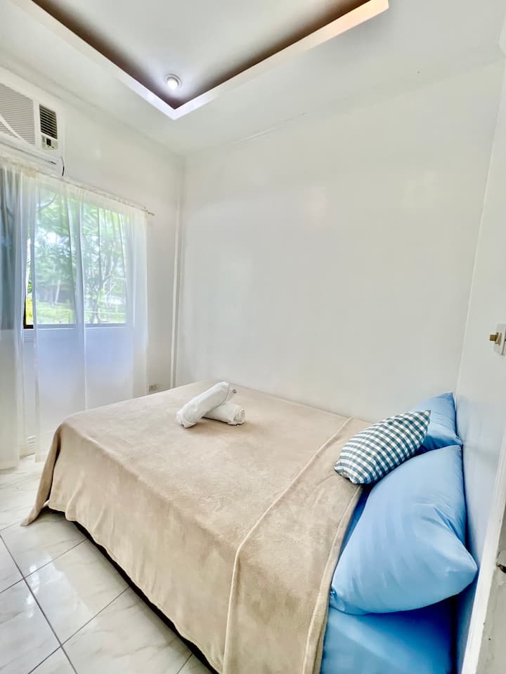 Letto queen-size con materasso matrimoniale extra da pavimento