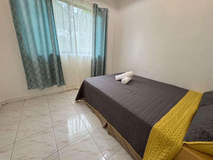 Letto queen-size con materasso matrimoniale extra da pavimento