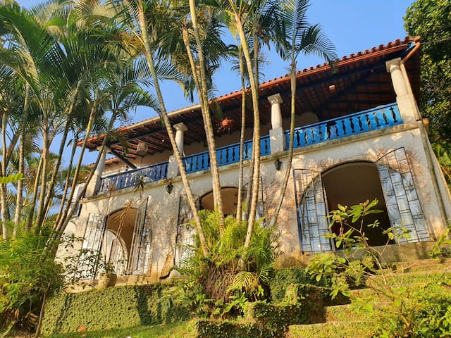 Colonial house sorrounded by nature