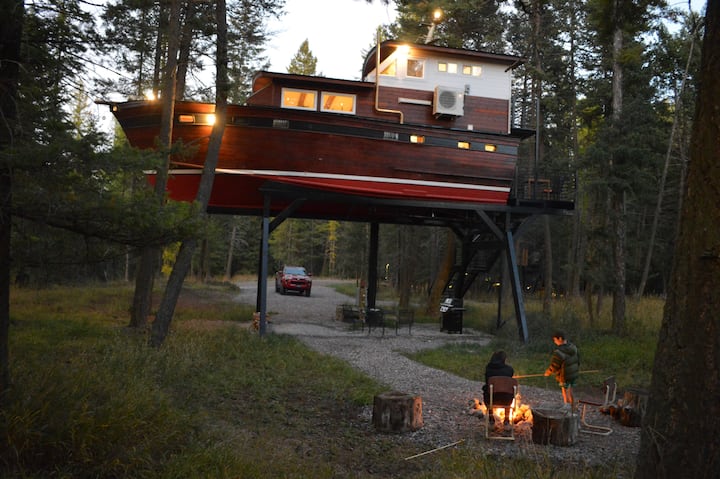 The Beverly Boat : Montana Treehouse Retreat - Treehouses for Rent