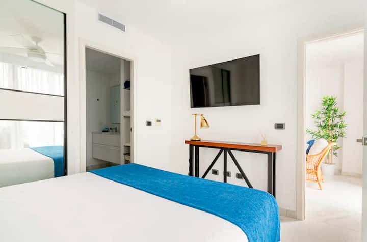 ห้องพักกว้างขวางและสะดวกสบายเตียงควีนไซส์สมาร์ททีวีห้องน้ำส่วนตัวและตู้เสื้อผ้า 