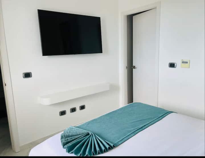 ห้องพักกว้างขวางและสะดวกสบายเตียงควีนไซส์สมาร์ททีวีห้องน้ำส่วนตัวและตู้เสื้อผ้า 