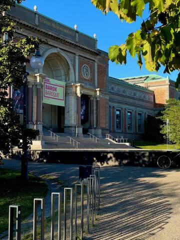 Spacious and centrally located gallery image 2