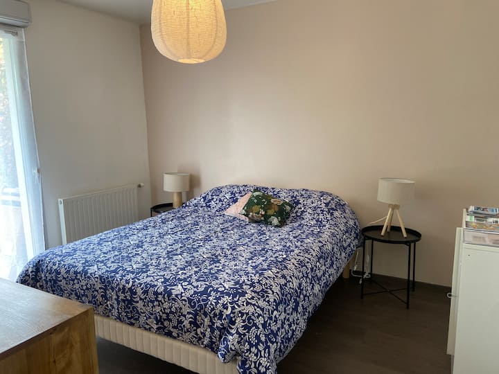 تحتوي غرفة النوم على سرير بحجم كوين جديد تمامًا، مع مراتب ووسائد مريحة. اكتملت بطانيات إضافية. توجد نافذة في غرفة النوم.