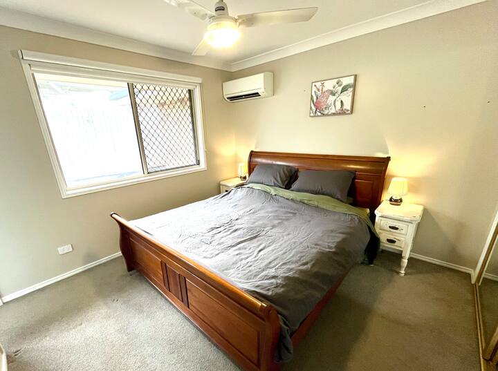 Главната спална соба се поврзува со бањата. Оваа соба има супер удобен брачен кревет (широк 150-179 см), едната страна на вградениот гардеробер е празна за ваша употреба, ноќни масички и светилки. Оваа соба има затемнување и ролетни за сенка.