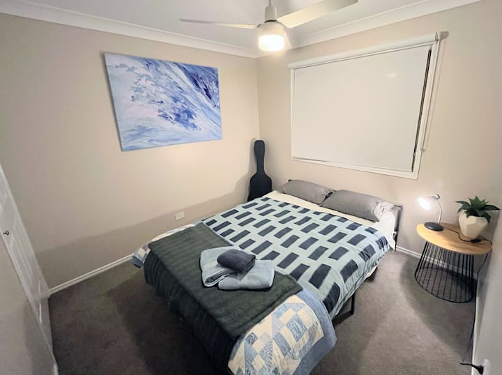 Во оваа соба има брачен кревет (широк 150-179 см), шкаф со висечки простор, ноќна масичка и ламба. Собата има затемнување и ролетни за сенка.