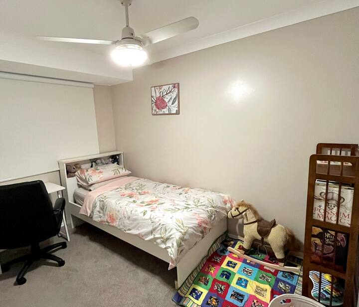 Овој кревет има единечен кревет, полица за книги полна со книги за бебиња и деца, биро и канцелариски стол и гардероба. Некои од нашите работи може да се чуваат во долните фиоки и горниот дел за складирање во шкафот, тие ќе бидат јасно означени.
