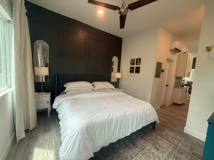 Брачен кревет (широк 150-179 см), 600 нишки Pima чаршафи, гардеробер, висечка прачка, USB порти за полнење на ноќни шкафчиња, вентилатор, 75-инчен паметен телевизор со врвен телевизор (филмови/пренос во живо), дополнителни чаршафи и перници обезбедени на барање. Завеси за затемнување на собата.