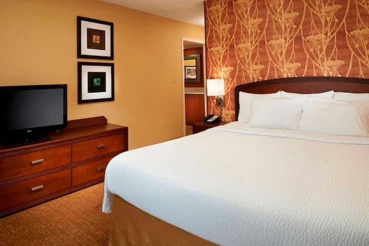 Unwind In Affordable Room W/ Indoor Swimming Pool - Novi, MI