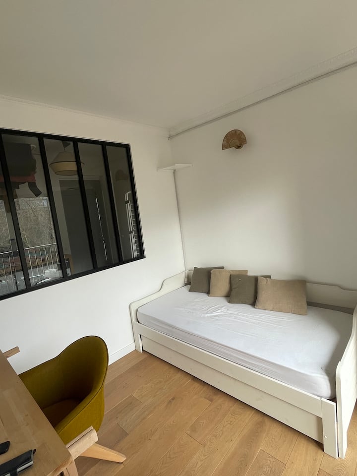 Биро со дополнителен кревет (единечен кревет или двоен кревет од кој може да изберете со вистинска пружина). 
Оваа соба се отвора кон улицата. 
Автоматски ролетни. 