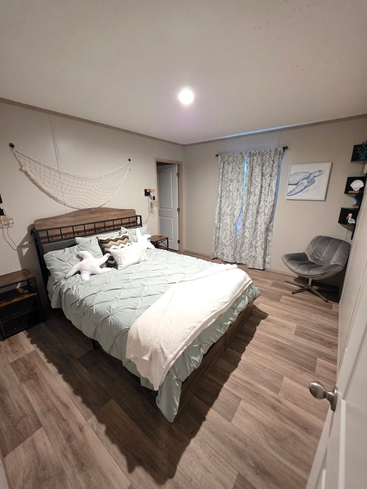 Sala de palmeras con vestidor.