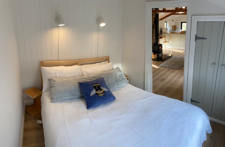 La cama es de tamaño doble estándar: 135 cm por 190 cm.