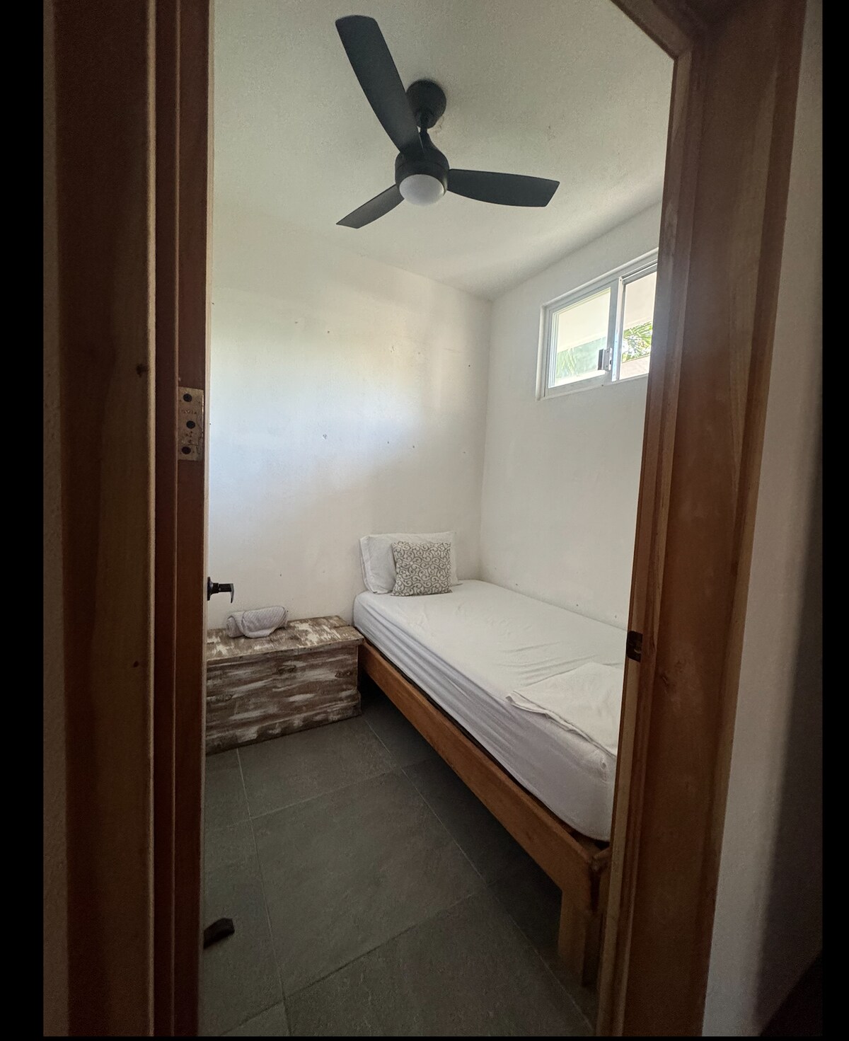 חדר שינה שני קטן אך אוורירי ומאוורר היטב המתאים לילד או למבוגר שאינו דורש שטח רב. 