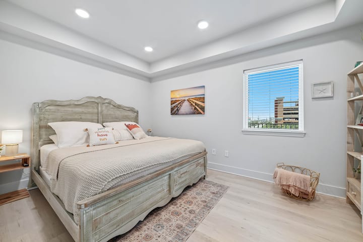 Predivna spavaća soba s velikim bračnim krevetom.