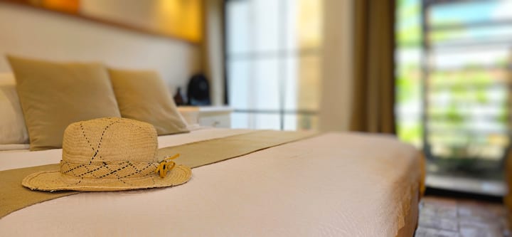 מיטה זוגית בחדר עם נוף יפהפה לגני הפרי של הבית, שבמקצועם הם חצר אחורית גדולה המחוברת לשמורת בריצ'רה הסמוכה. מקום שקט להתעורר בו ולהסתכל על צמחייה ושמיים פתוחים.