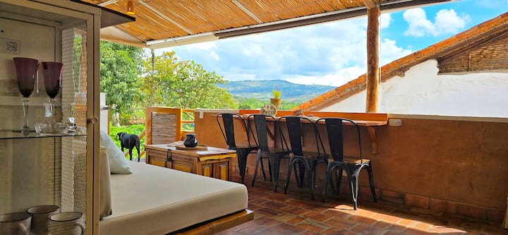 חדר חברתי בסגנון לופט הכולל סלון וחדר אוכל ל-4 אנשים, המשקיף על ההרים ועל השמורה הסמוכה. משם יש מדרגות שמתחברות לשאר הבית (חדר שינה שני וכביסה), בנוסף לכניסה הראשית.