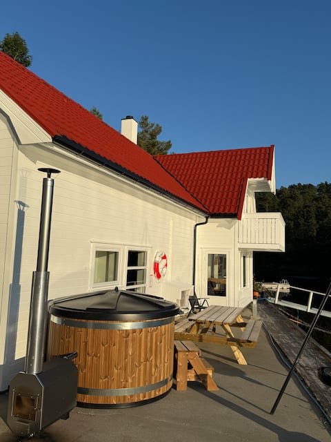 Waterfront cabin, Boat rental, Hot tub