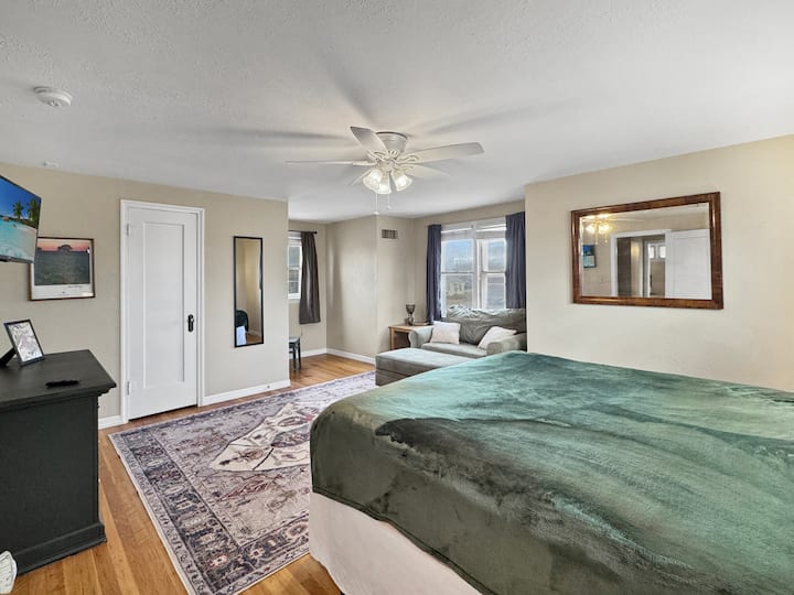 Táto izba sa nachádza na poschodí a vľavo.