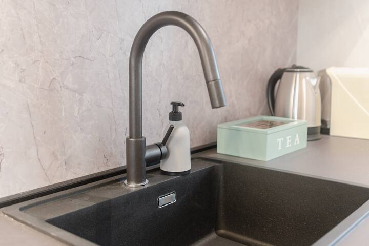 Bright & Modern 4 bedrooms Apartment in Center gallery image 4