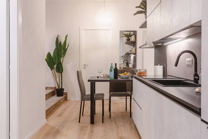 Bright & Modern 4 bedrooms Apartment in Center gallery image 3