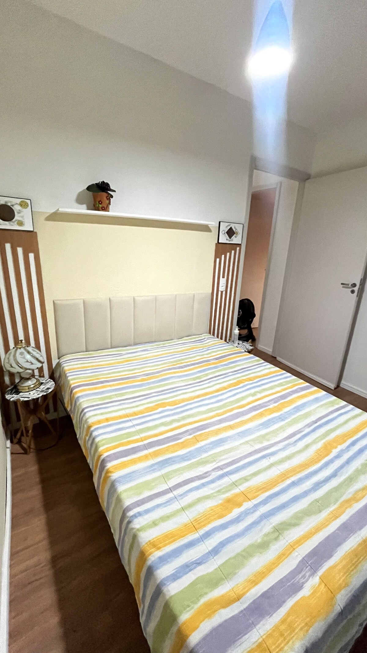 غرفة بها مكيف هواء.