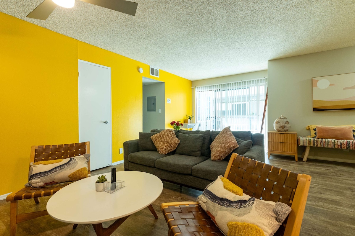 Popular Airbnb listing: Modern, Relaxing and Chic Apartment in Pico Robertson