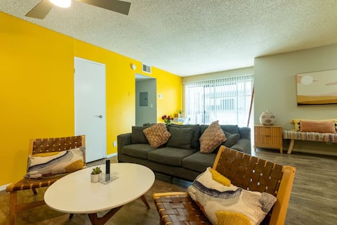 Popular Airbnb listing: Modern, Relaxing and Chic Apartment in Pico Robertson