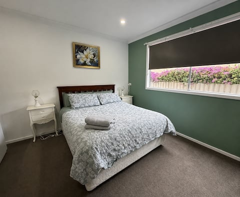 Fully Equipped House - Walk to Shops and Train
