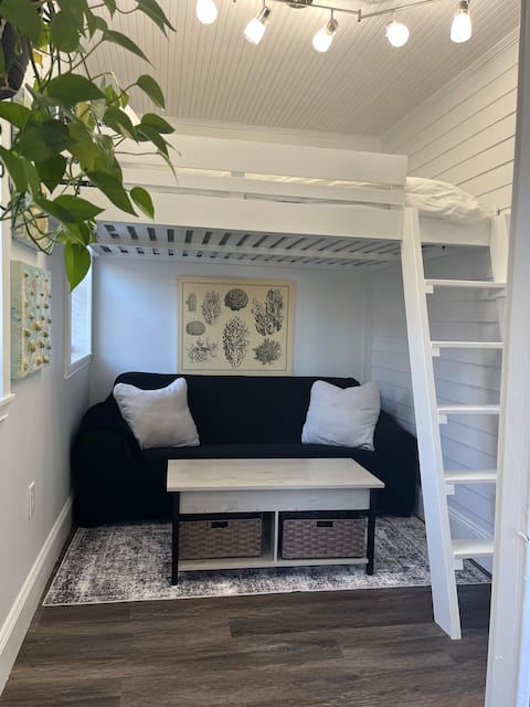 Top performing Airbnb: The Loft in Avondale