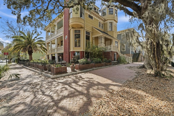 Studio In Historic Mansion, Parking, Dog Friendly - Savannah, GA