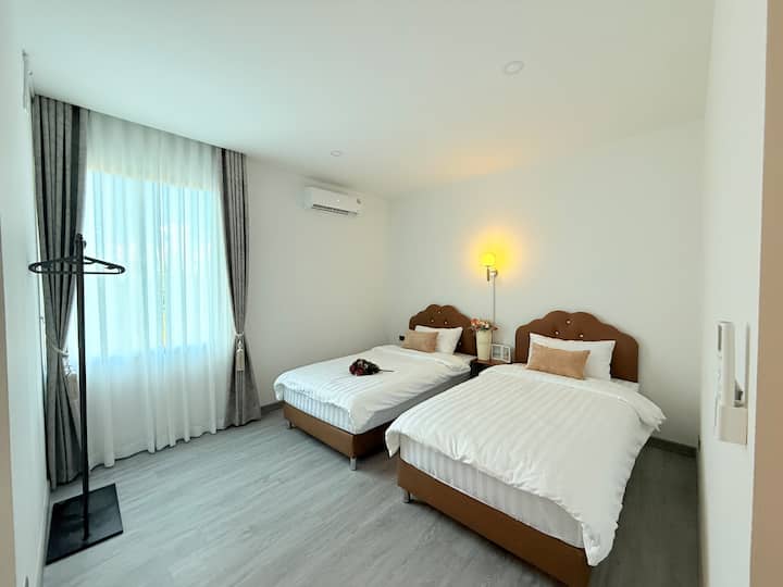 Единично легло на 3-ти етаж със самостоятелна баня 