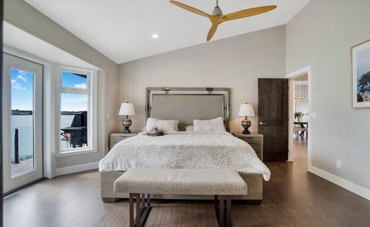 Горен етаж, главен апартамент с голямо двойно легло, дрешник и частен офис