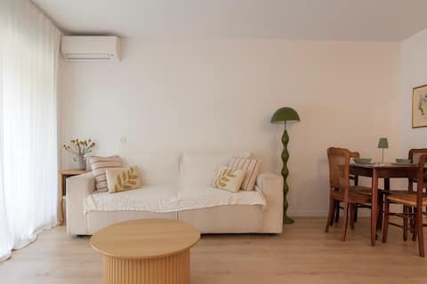 Propriété Airbnb réussie: Charming cozy gem with AC & elevator – Old Town à Antibes